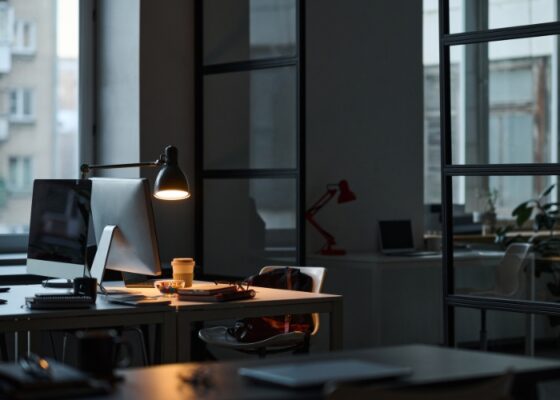 9-Office-Environment-Mistakes-That-Make-Home-Feel-Like-the-Only-Option